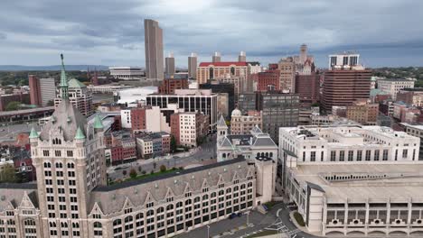 aerial-push-in-to-the-albany-ny,-new-york-skyline