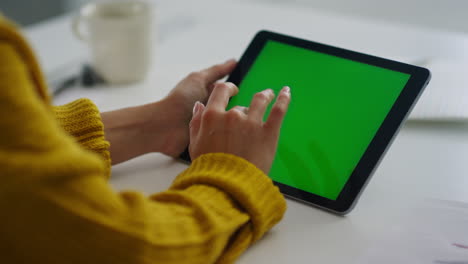 Close-up-businesswoman-hands-touching-pad-screen-in-slow-motion.