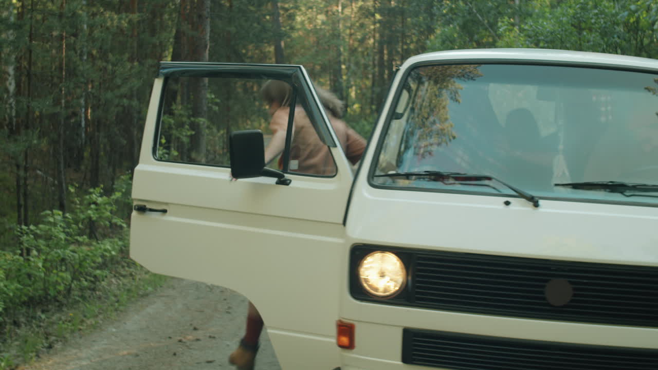 счастливые друзья покидают фургон, останавливаясь в лесу