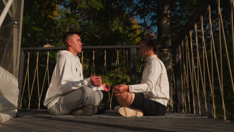 la pareja descubre la unidad en los rituales de meditación. los socios se embarcan en vacaciones transformadoras armonizando la dinámica de la relación dentro del ambiente pacífico del eco-resort.