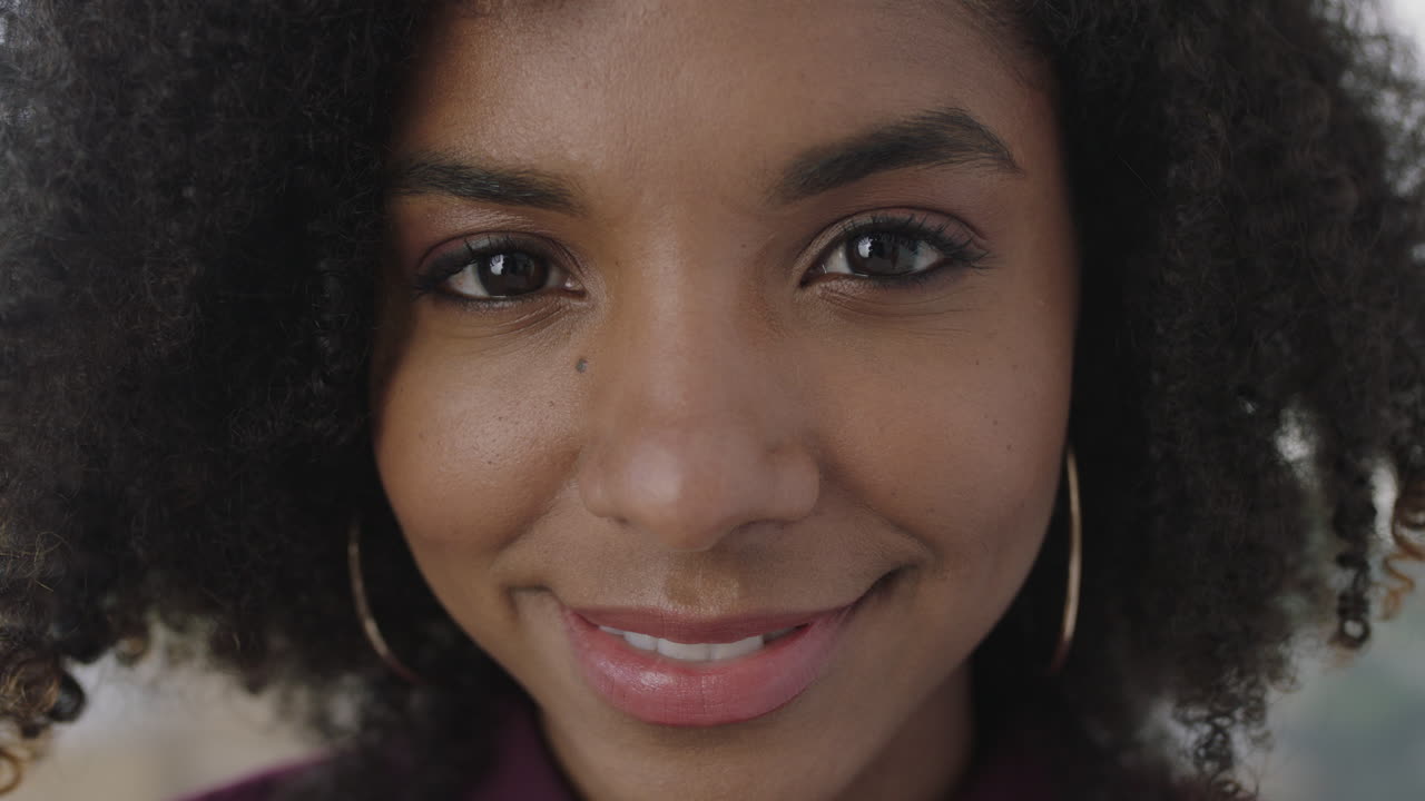 retrato en primer plano de una hermosa joven mujer de negocios afroamericana sonriendo alegremente mirando a la cámara disfrutando de un estilo de vida exitoso