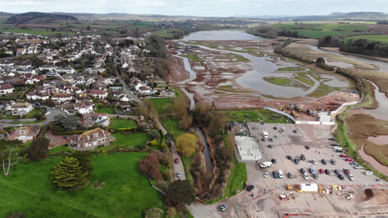 vista aérea de la ciudad de budleigh salterton junto a la reserva natural del estuario de la nutria