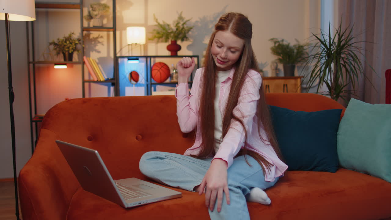 niña encantada trabajando en una computadora portátil celebra el éxito gana dinero en la lotería se pone en línea buenas noticias