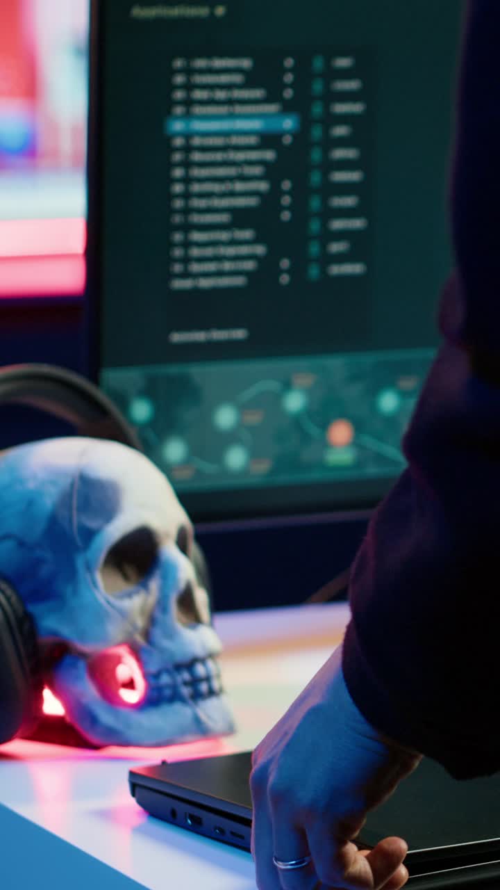 Cyberkriminel åbner bærbar for at udnytte netværks bagdøre, tæt på – vertikal video