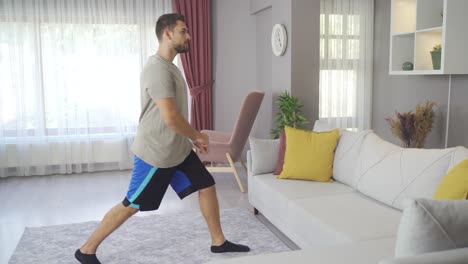 joven hombre deportivo haciendo ejercicio en el interior de la sala de estar.