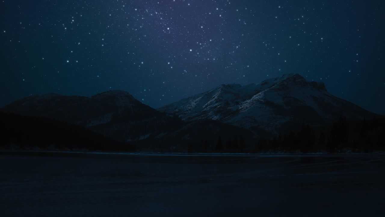 Il cielo notturno sopra le montagne e il lago
