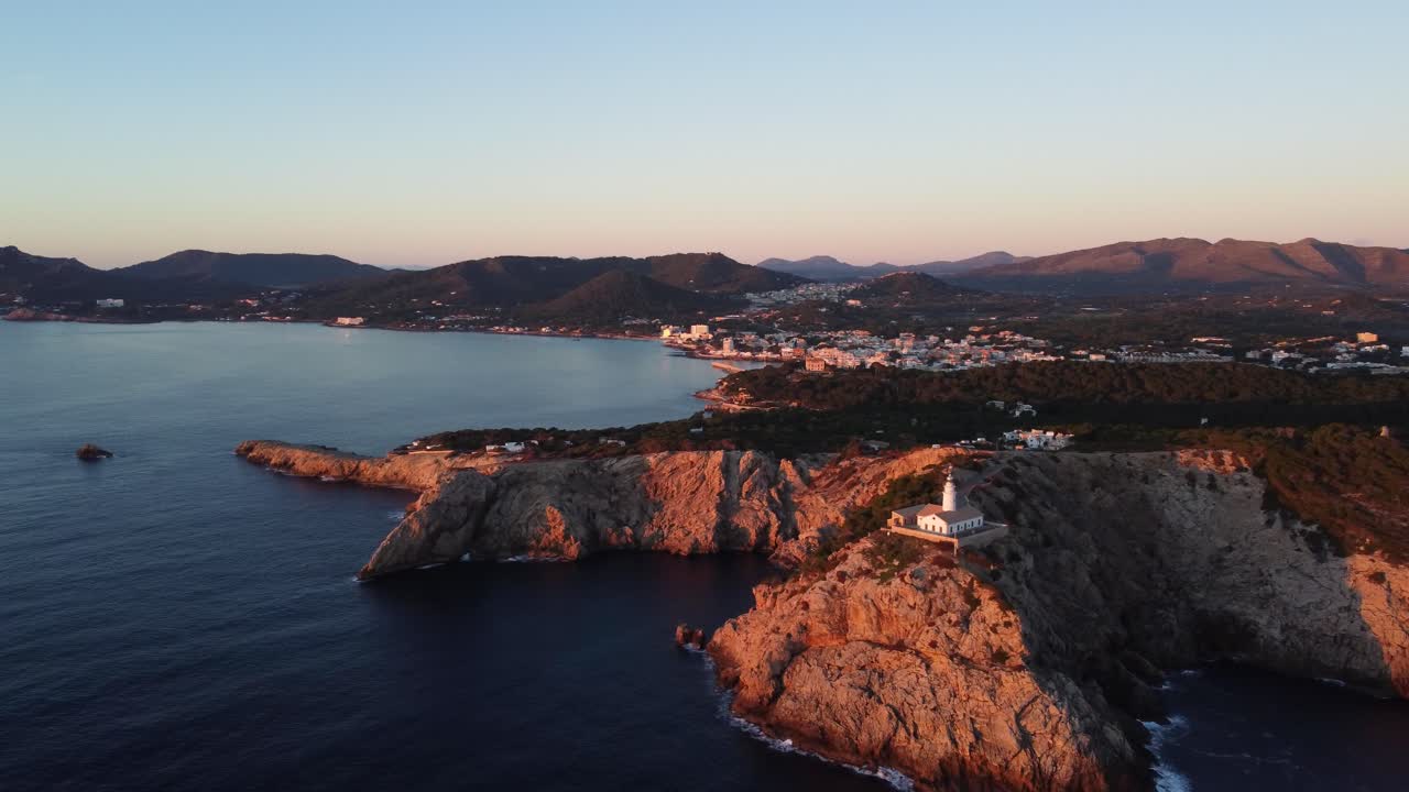 Vista all'alba del faro sulle scogliere a Maiorca
