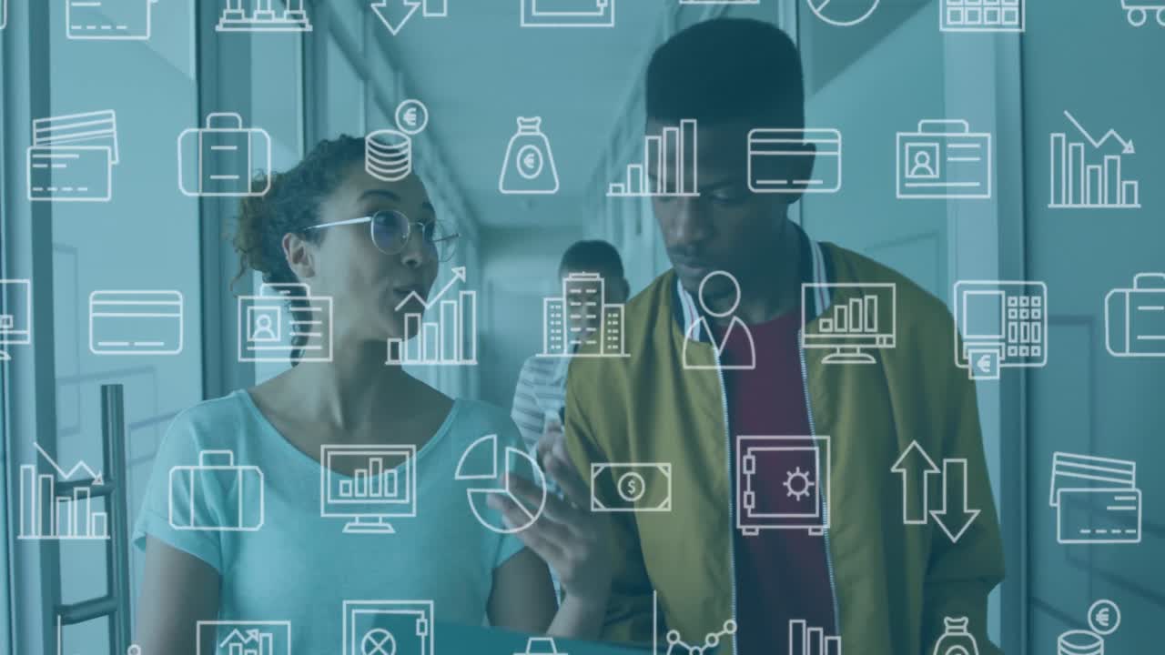 animación de múltiples iconos sobre diversos compañeros de trabajo discutiendo mientras caminan en el pasillo de la oficina