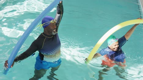 Video-De-Una-Feliz-Pareja-Africana-Americana-Haciendo-Ejercicio-En-La-Piscina.