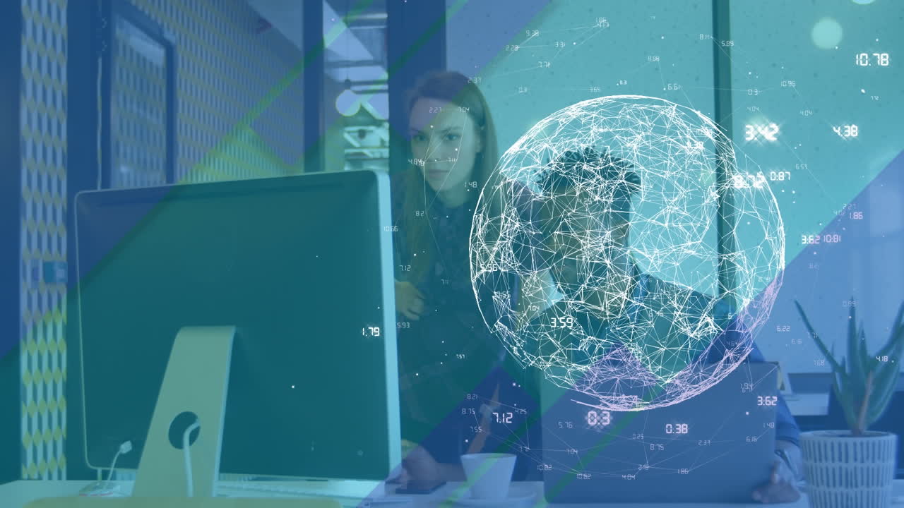 animación del globo con red de conexiones sobre colegas de negocios que usan computadora en la oficina