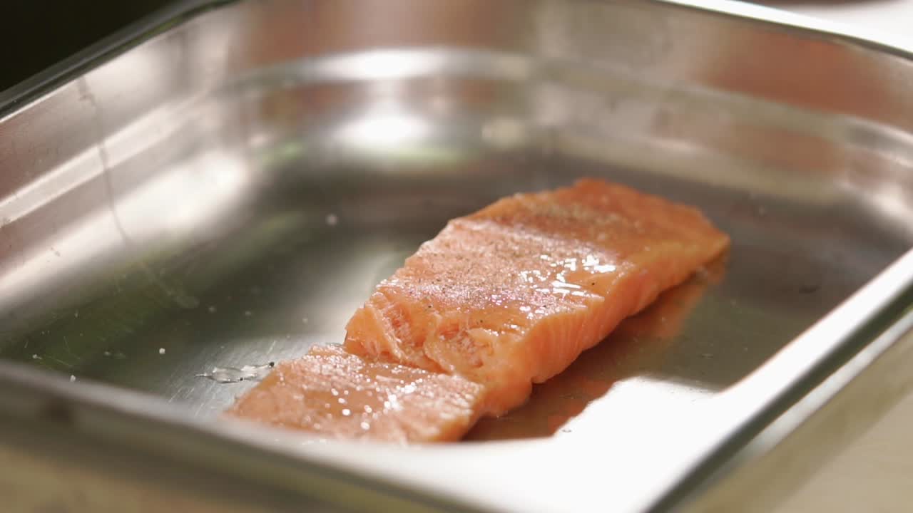 금속 트레이에 생 살몬을 준비하는 것