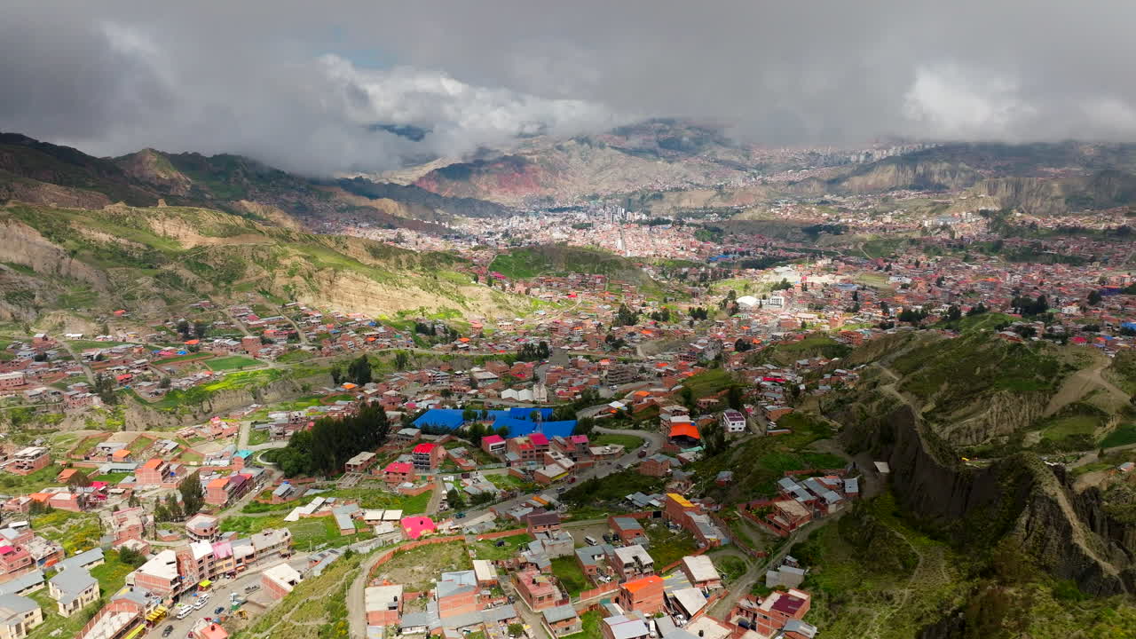 Bairro extenso de Los Rosales, em La Paz, nos Andes montanhosos, vista aérea