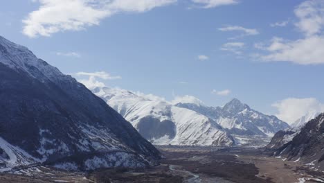 valle de montañas cubiertas de nieve en kazbegi georgia montañas del cáucaso