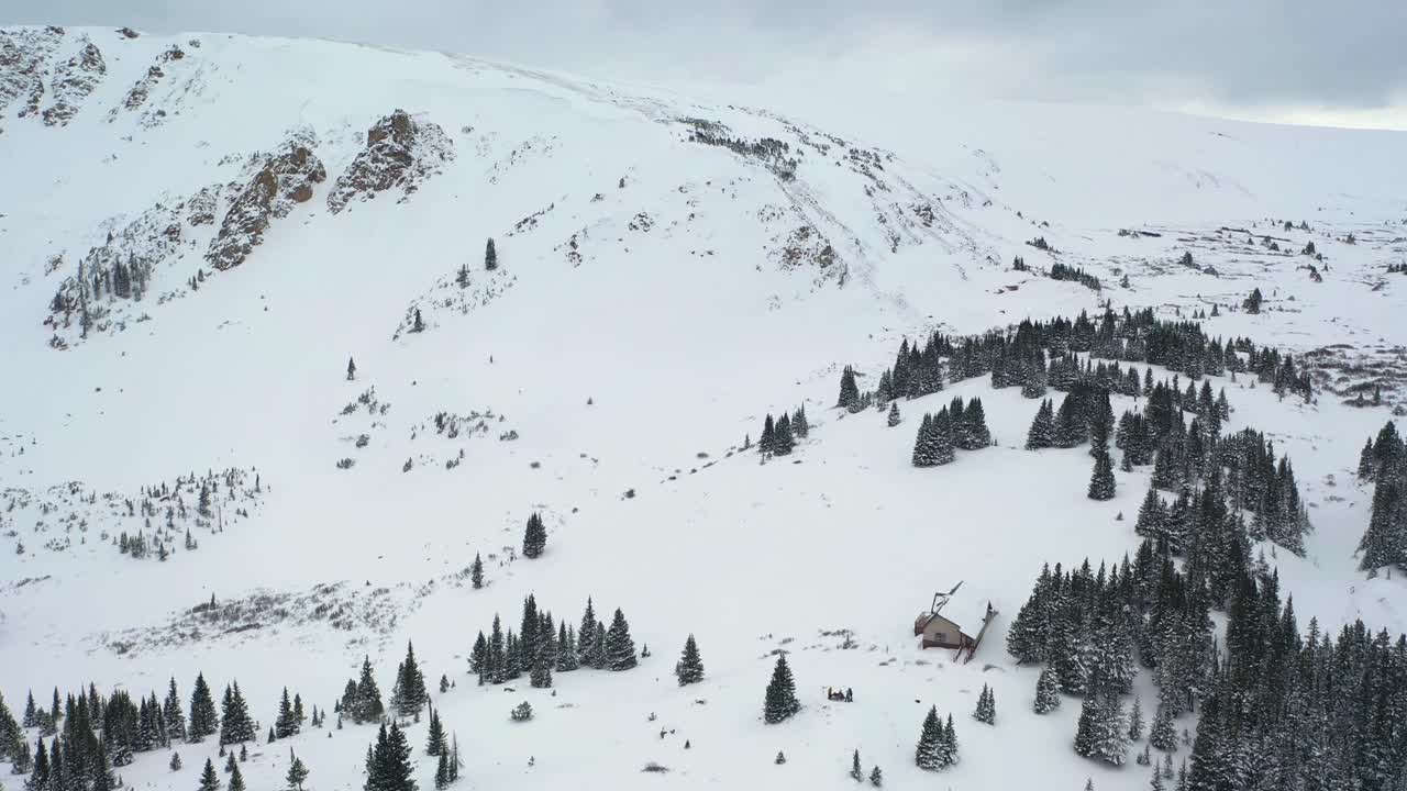Lanskap Musim Dingin di Atas Pegunungan Hutan Winter Park, Colorado