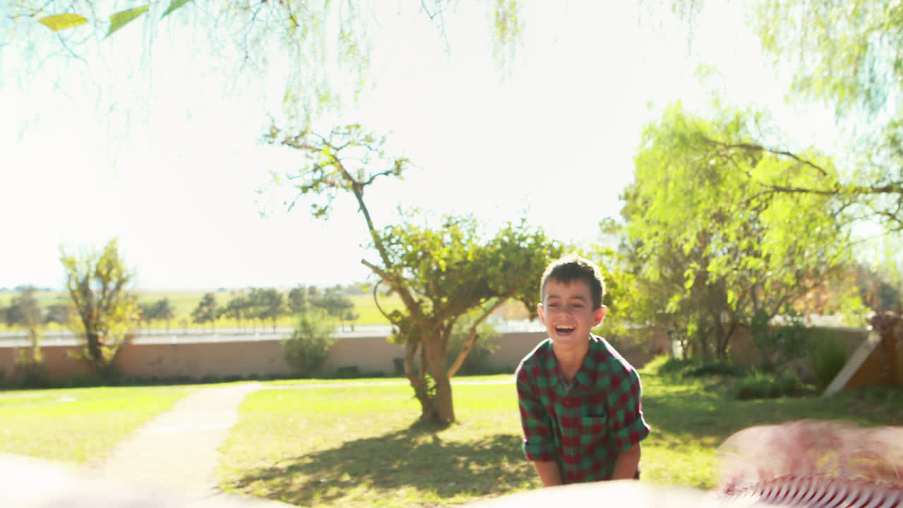 행복 한 가족 이 공원 4k 에서 피크닉 담요 를 준비 하고 있다