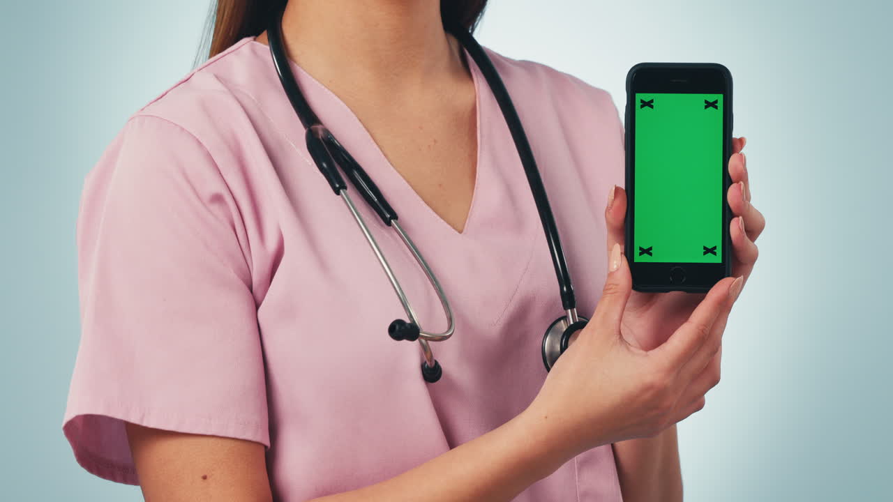 Enfermera, mujer con teléfono y pantalla verde
