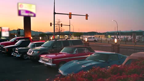 brillo dorado: siluetas de coches en un estacionamiento iluminado por el atardecer