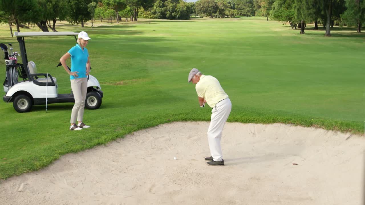 골프 선수 들 이 함께 놀고 있다