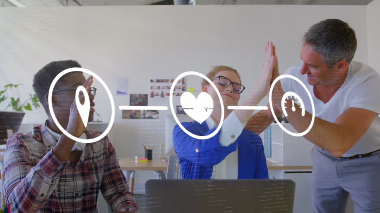 animación de un conjunto de tres iconos digitales sobre personas de negocios