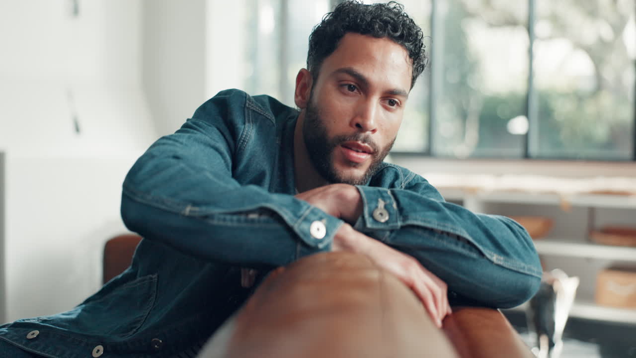 Uomo con giacca di denim