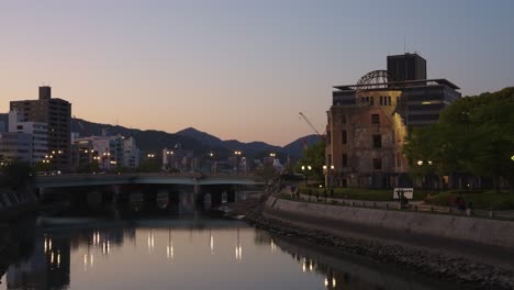 Establecimiento-De-Una-Toma-Panorámica-De-La-Cúpula-Atómica-De-Hiroshima,-Parque-De-La-Ciudad-Al-Atardecer-4k