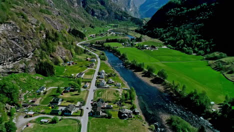 Vista-Aérea-Del-Río-Flamselvi-A-Través-De-Montañas-En-Flam,-Noruega