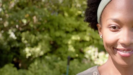 retrato de una feliz mujer afroamericana en el jardín, en cámara lenta