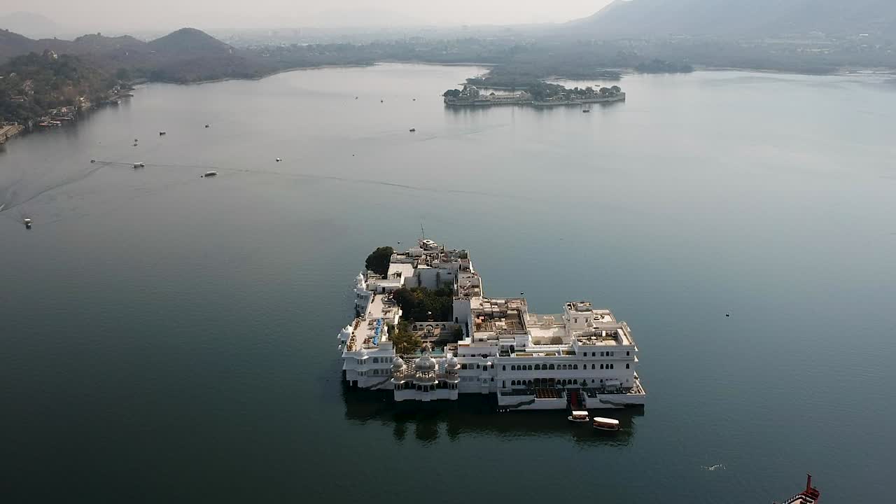 ascenso aéreo sobre el palacio del lago taj en el lago pichola, udaipur, rajasthan, india