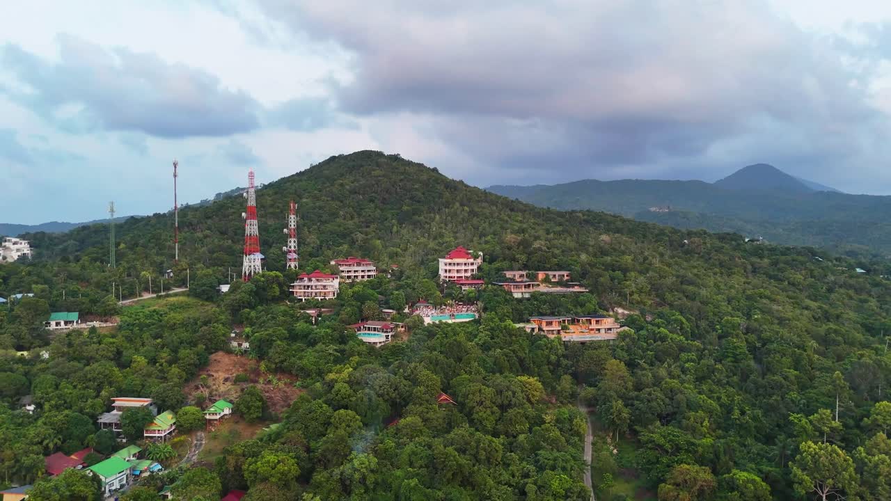 montaña de la selva y complejo de lujo en tailandia, vista aérea