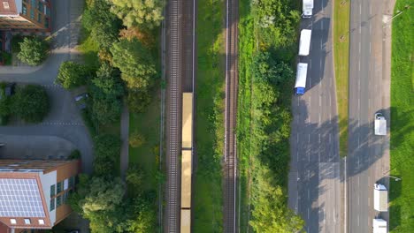 Mejor-Vista-Aérea-Superior-Vuelo-Tren-Suburbano-Amarillo-S-bahn-En-Vías,-Berlín-Marzahn-Verano-2023