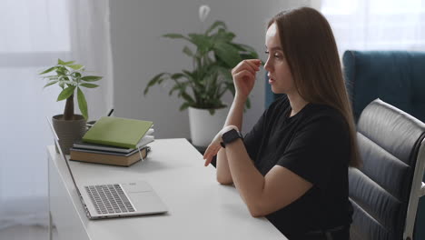 Una-Joven-Dietista-Especialista-Está-Consultando-A-Un-Cliente-En-Línea-Chateando-Por-Video-Chat-En-Una-Computadora-Portátil-Trabajando-Remotamente-Desde-Casa,-Comunicación-A-Distancia-Y-Seminario-Web