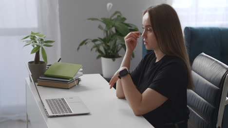 una joven especialista en dietética está consultando a un cliente en línea hablando por video chat en una computadora portátil trabajando remotamente desde casa comunicación distante y seminario web