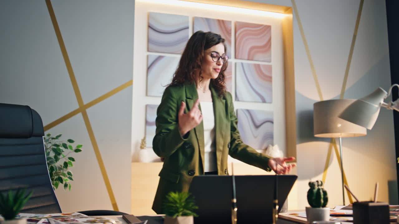mujer consultora comunicando videoconferencia en la oficina. chica hablando en línea.