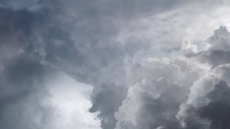 積乱雲の暗い雲を伴う雷雨の 4k ビュー