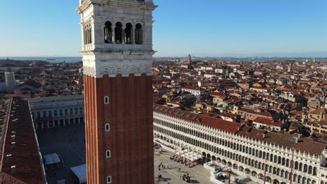 Vista-Panorámica-Del-Aria-De-La-Ciudad-De-Venecia,-Apreciando-El-Antiguo-Campanario-De-San-Marco,-Venecia