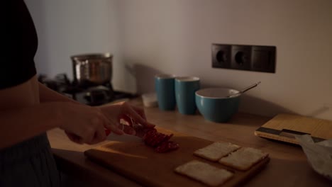 una mujer preparando un sándwich de desayuno simple