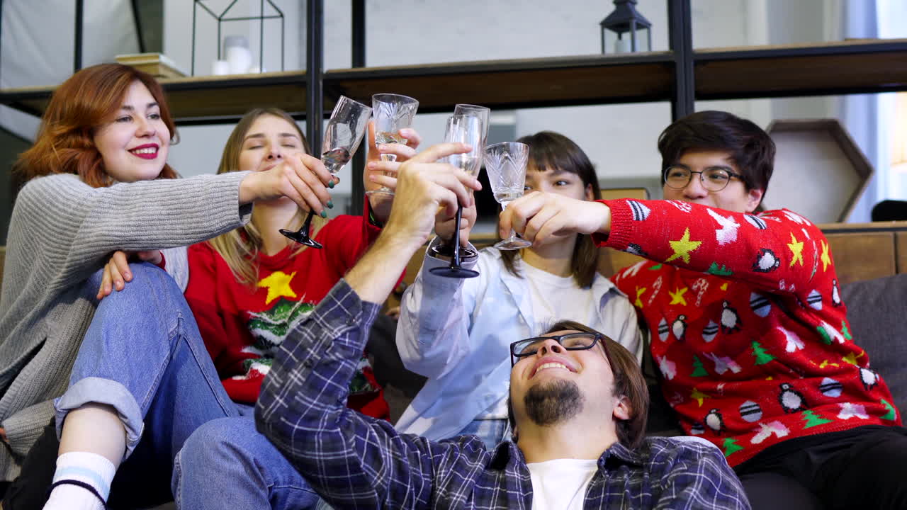 페인으로 축하하는 친구들