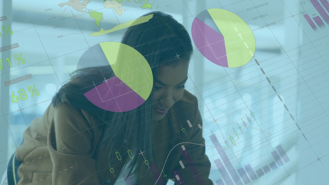 animación de procesamiento de datos estadísticos contra mujeres biraciales que usan computadora en la oficina
