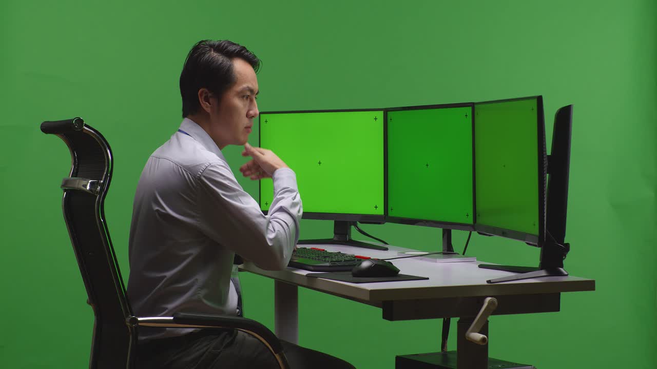 녹색 화면 모니터를 가진 컴퓨터에서 일하는 사람