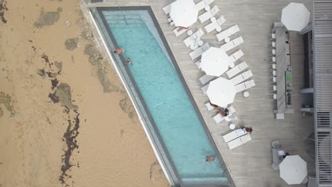 Hotelpool-Am-Strand