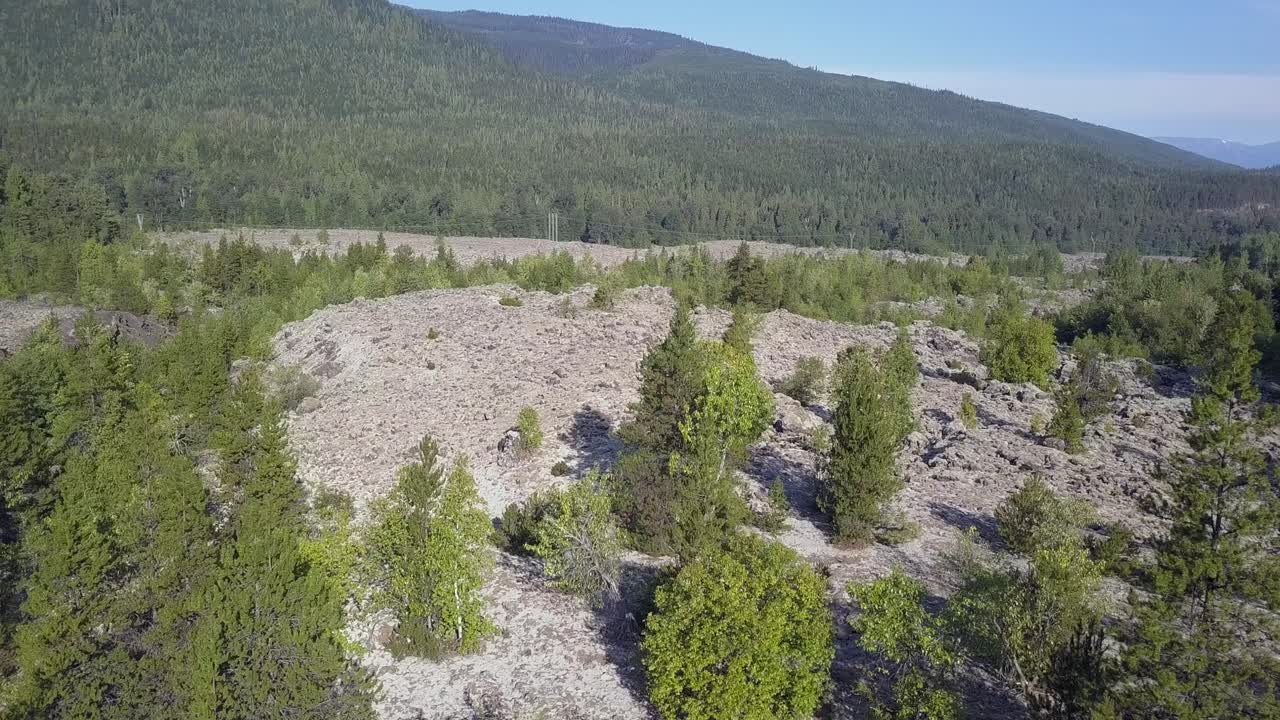 una antena desciende a los escombros del lecho de lava de la erupción del volcán en 1700.