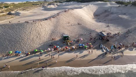 Escena-Aérea-De-Drones-Con-Playa-Y-Gente-Disfrutando-De-La-Puesta-De-Sol-En-Las-Dunas-La-Arena-En-Las-Dunas-De-Florianópolis-Brasil-Playa-Ingleses