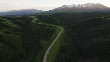 Hermoso-Paisaje-Montañoso-De-Utah,-Tramperos-Recorren-La-Pintoresca-Carretera-Por-Huntsville-Y-Snowbasin,-Inclinación-Aérea-Cinematográfica