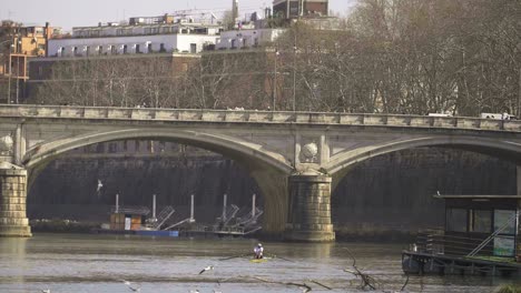 roeien langs de rivier de tiber