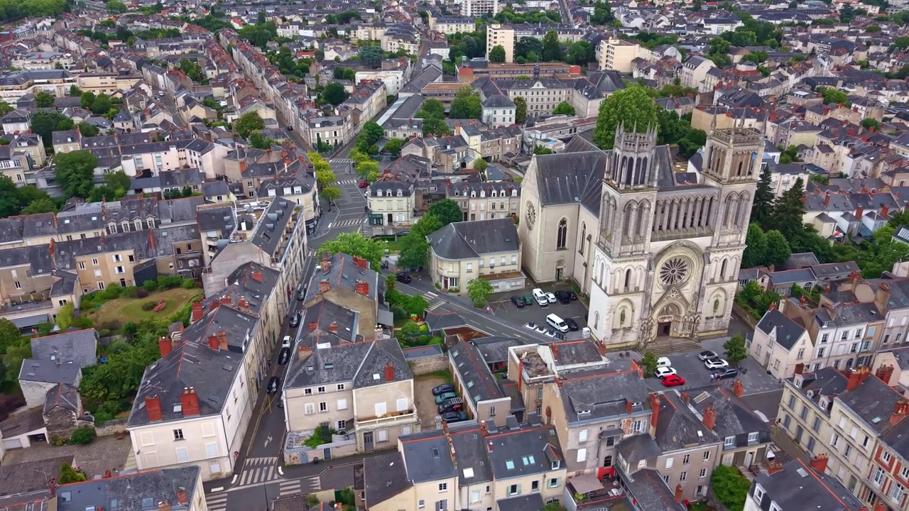 Drone flyver over centrum af Angers mod Saint Joseph Kirke med panoramaudsigt over den omkringliggende historiske by