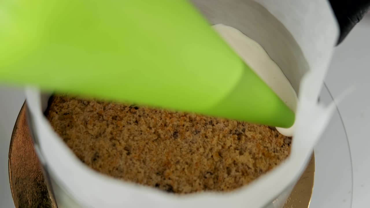 Processo di preparazione di una torta in pasticceria. Preparazione di una torta con panna