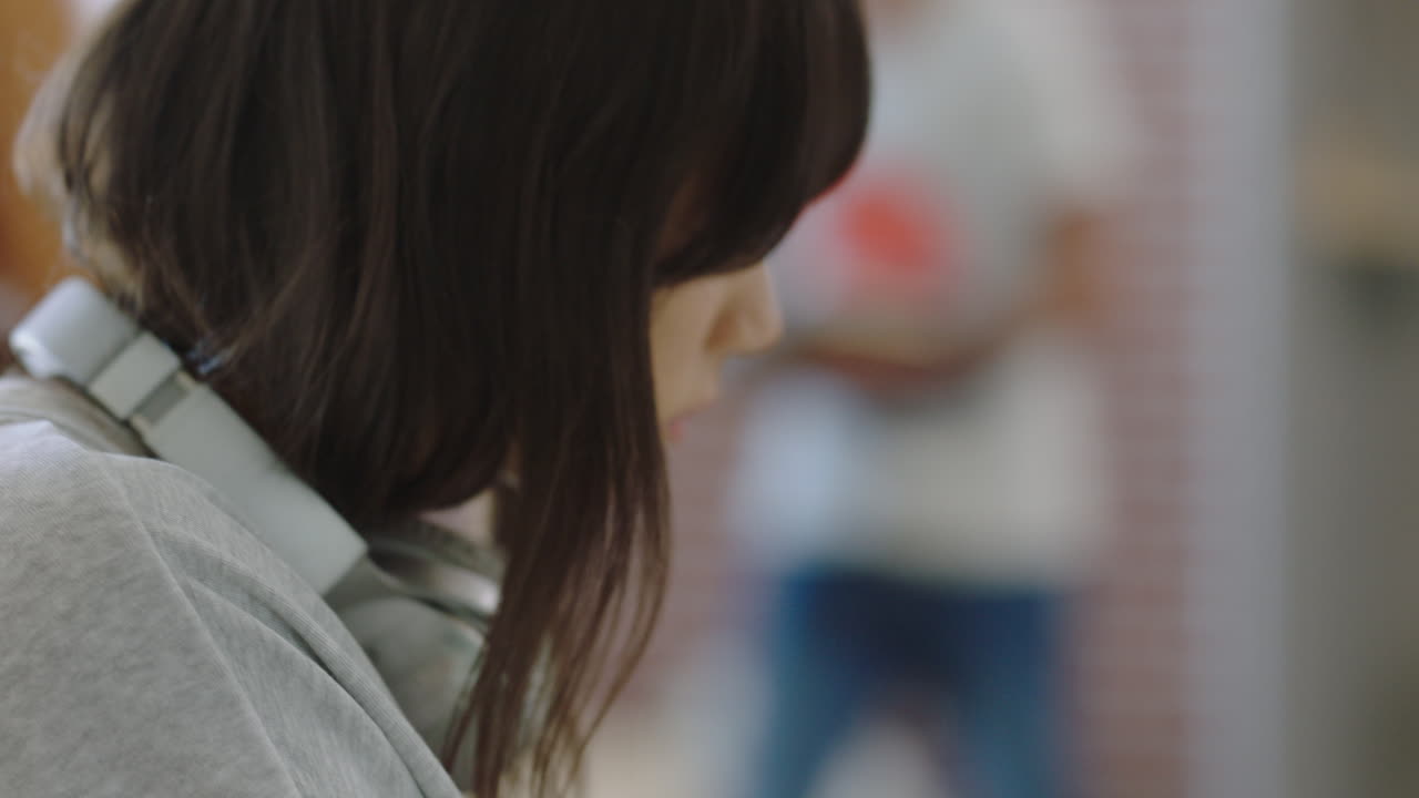 젊은 아시아 사업가 여성이 노트북 컴퓨터를 사용하여 프로젝트를 진행하고 주스를 마시고 바쁜 사무실에서 창의적인 프로젝트를 즐기고 있습니다.