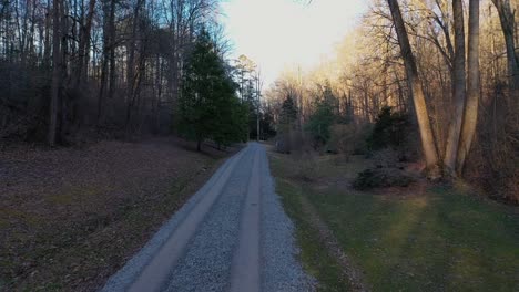 Straße-Durch-Einen-Park-In-Oak-Ridge,-Tennessee