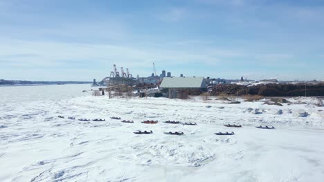 toma épica de drones, siguiendo a los equipos de carreras de hielo en canoa, parte 1