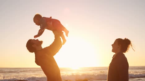 Padre-Y-Madre-Jugando-Con-Su-Bebé-En-La-Playa-4k